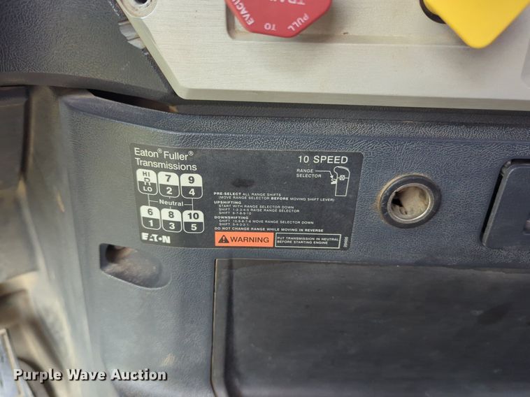 image for item NG9992 2012 Mack CHU613  semi truck