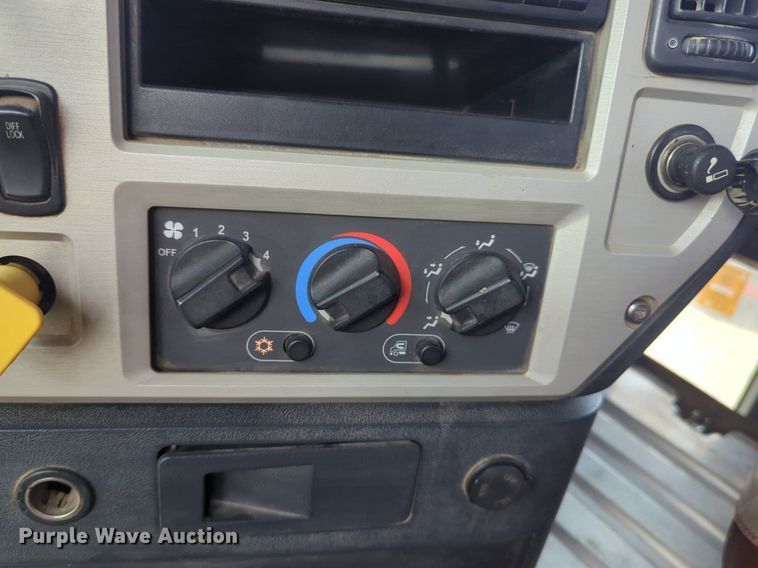 image for item NG9992 2012 Mack CHU613  semi truck