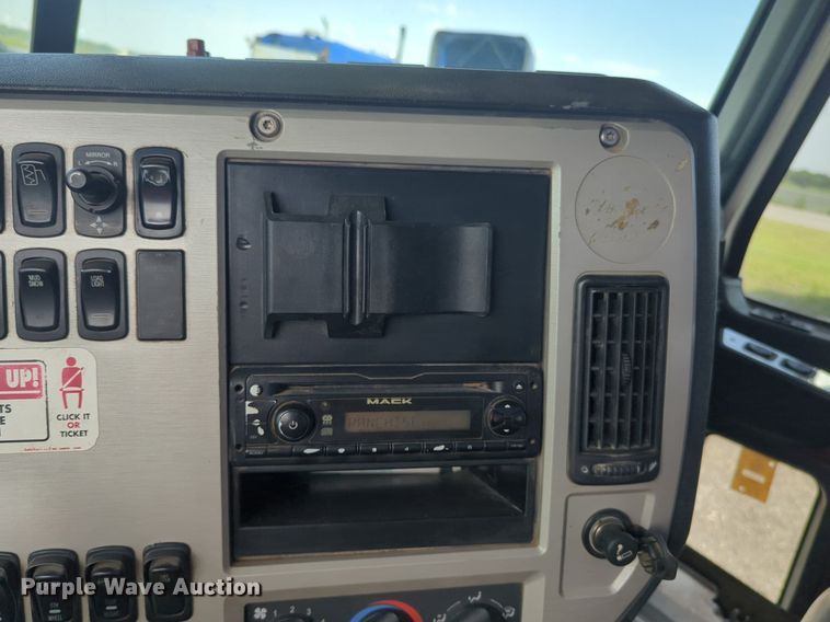 image for item NG9992 2012 Mack CHU613  semi truck