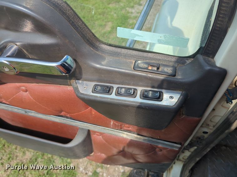 image for item NG9992 2012 Mack CHU613  semi truck