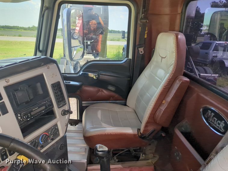 image for item NG9992 2012 Mack CHU613  semi truck