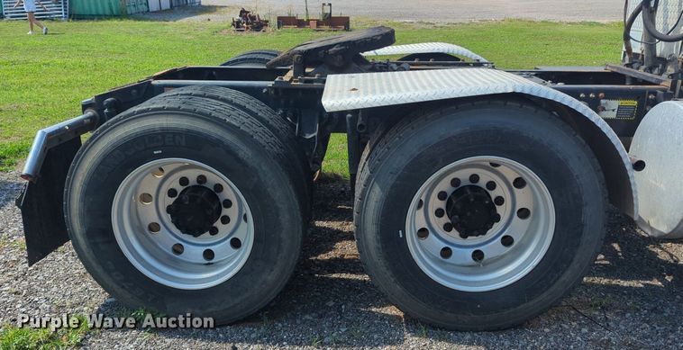 image for item NG9992 2012 Mack CHU613  semi truck