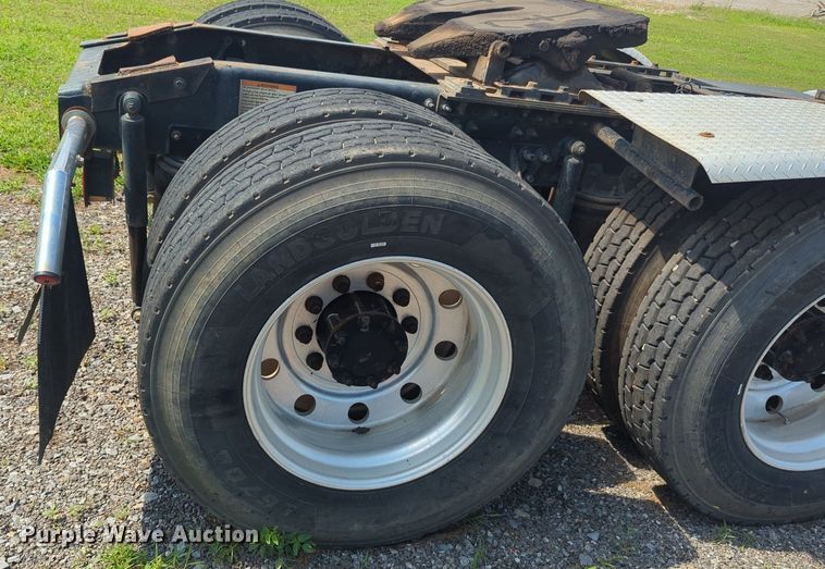 image for item NG9992 2012 Mack CHU613  semi truck