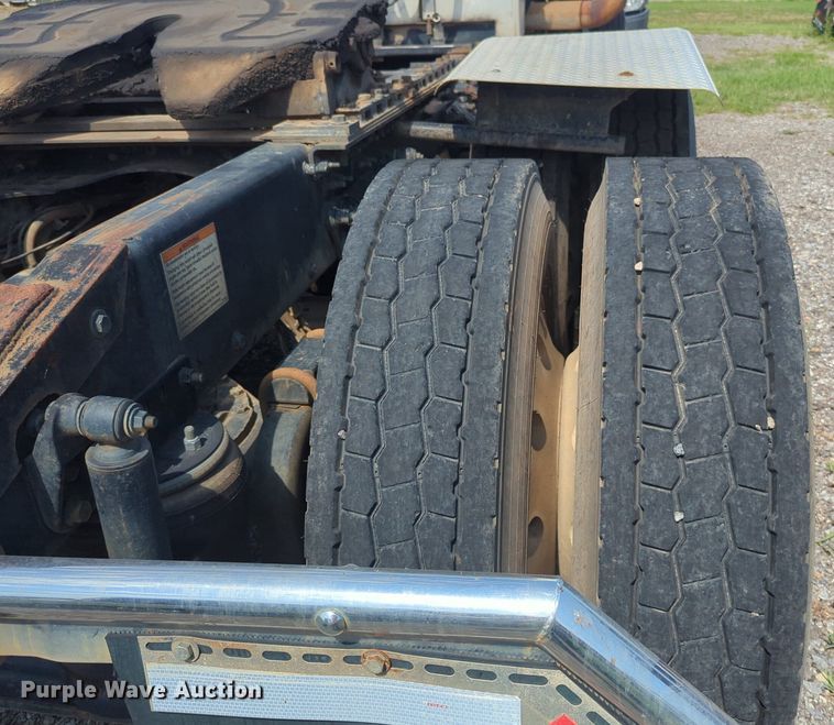 image for item NG9992 2012 Mack CHU613  semi truck