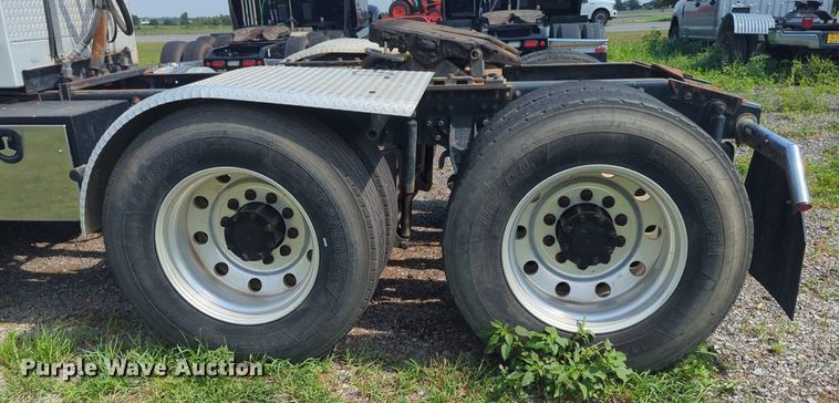 image for item NG9992 2012 Mack CHU613  semi truck