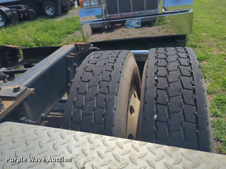 image for item NG9992 2012 Mack CHU613  semi truck