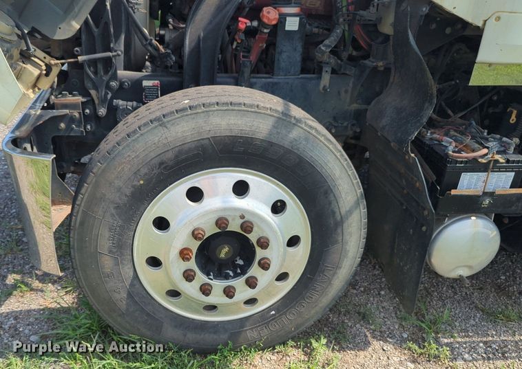 image for item NG9992 2012 Mack CHU613  semi truck