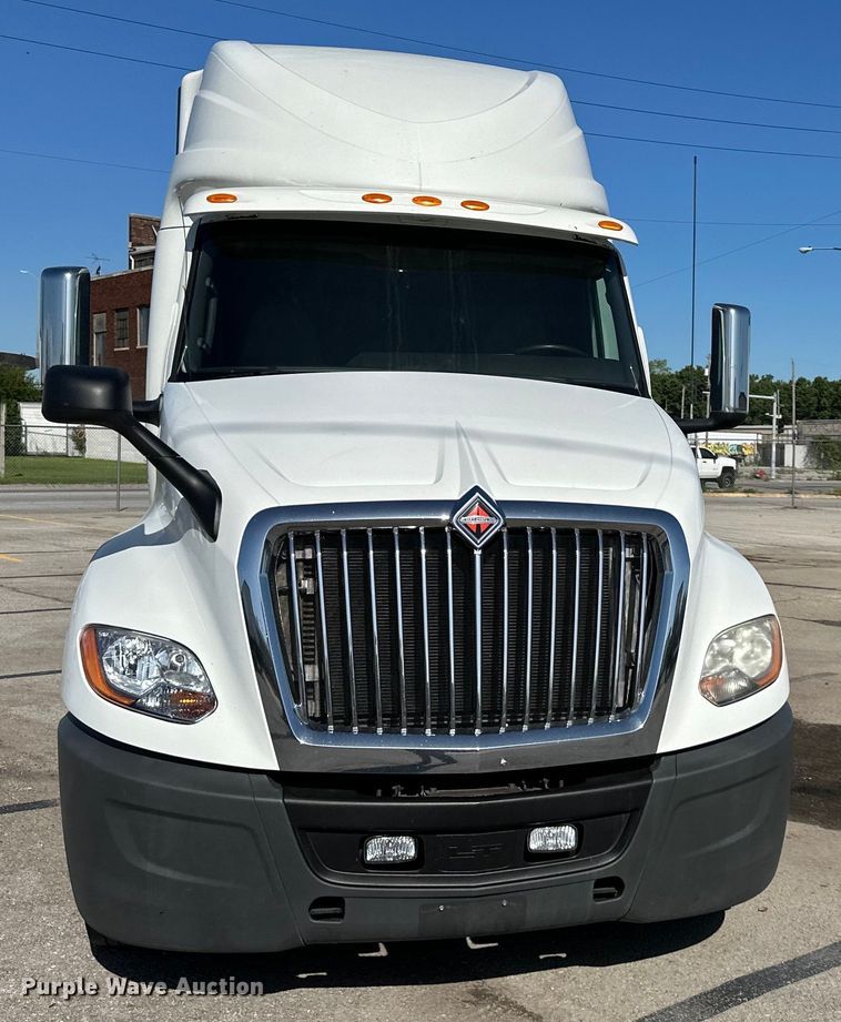 image for item NT9342 2018 International  LT semi truck