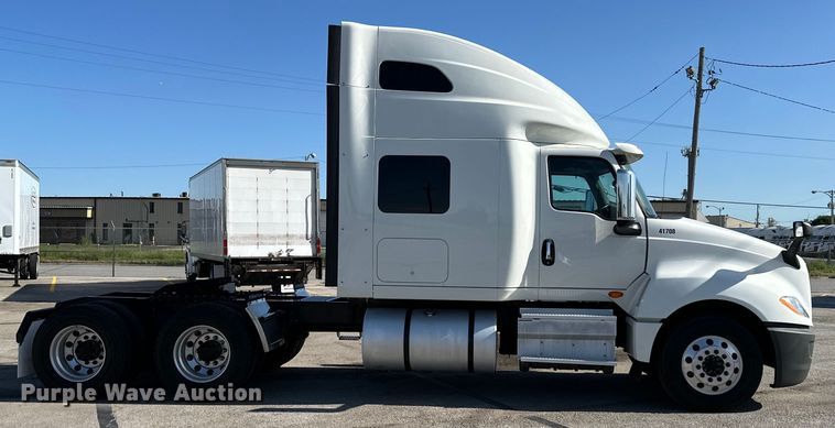 image for item NT9342 2018 International  LT semi truck