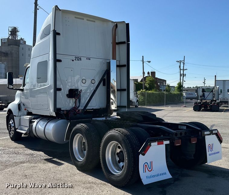 image for item NT9342 2018 International  LT semi truck