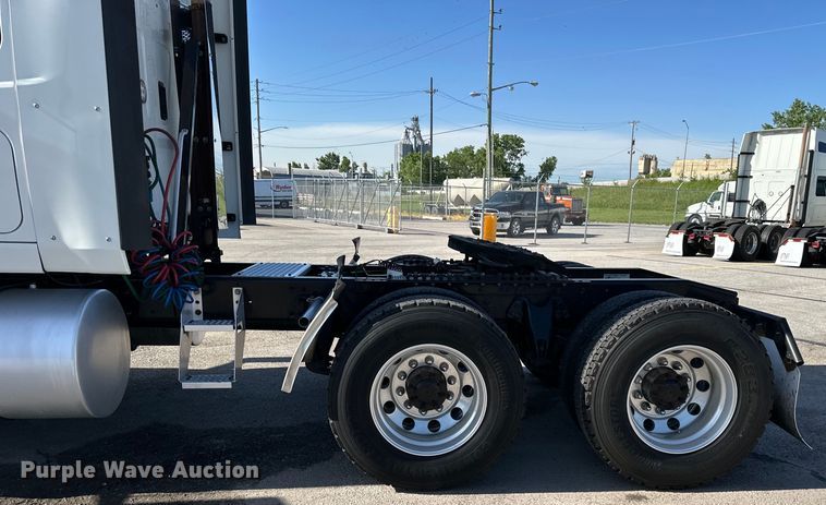 image for item NT9342 2018 International  LT semi truck