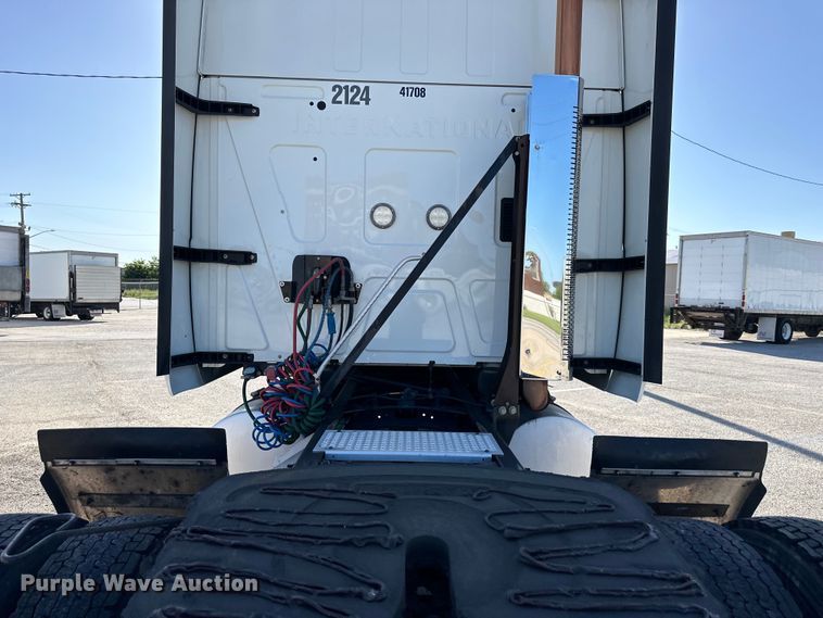 image for item NT9342 2018 International  LT semi truck