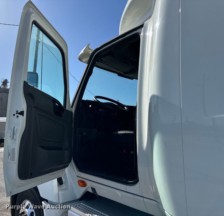 image for item NT9342 2018 International  LT semi truck