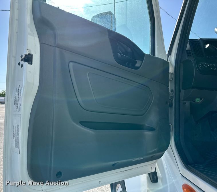 image for item NT9342 2018 International  LT semi truck