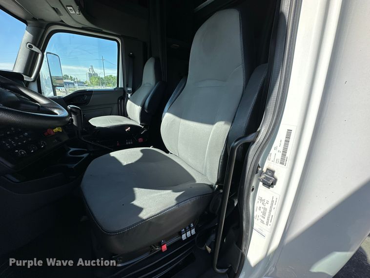 image for item NT9342 2018 International  LT semi truck