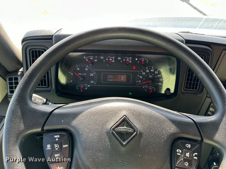 image for item NT9342 2018 International  LT semi truck