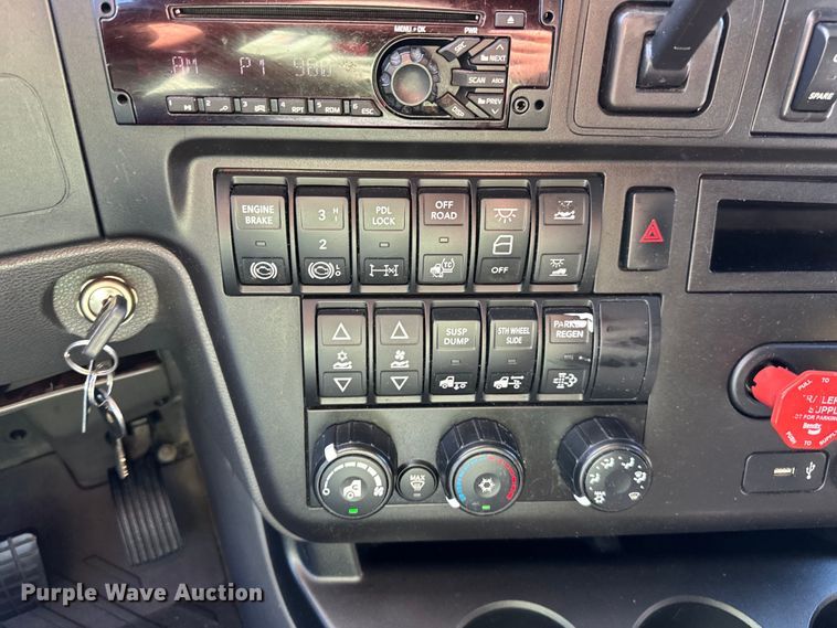 image for item NT9342 2018 International  LT semi truck