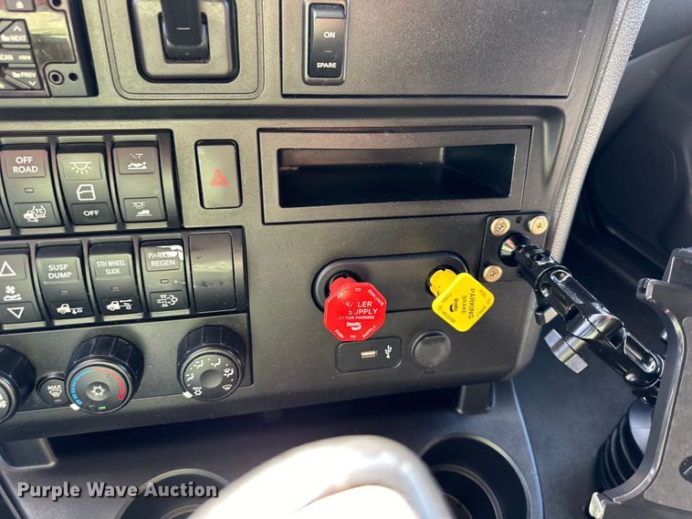 image for item NT9342 2018 International  LT semi truck