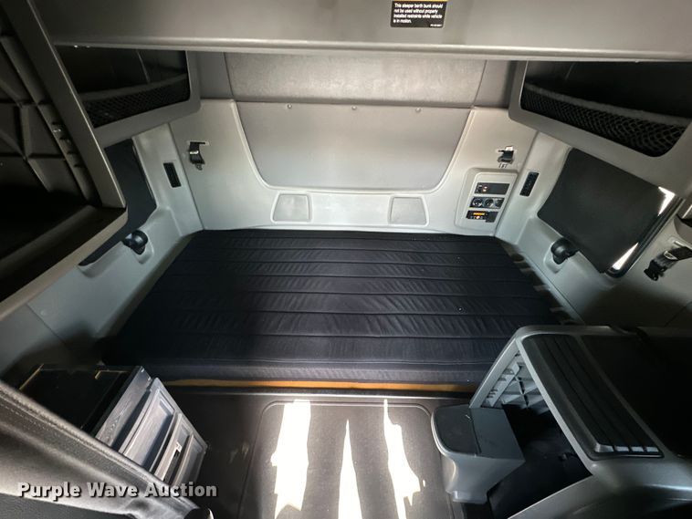 image for item NT9342 2018 International  LT semi truck