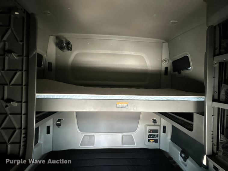 image for item NT9342 2018 International  LT semi truck