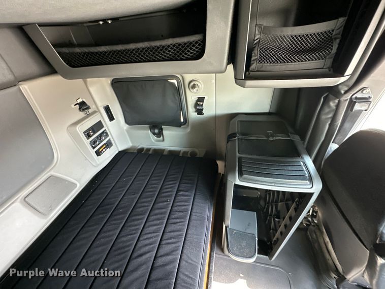 image for item NT9342 2018 International  LT semi truck