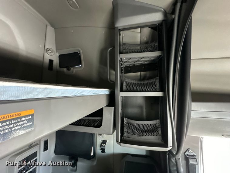 image for item NT9342 2018 International  LT semi truck