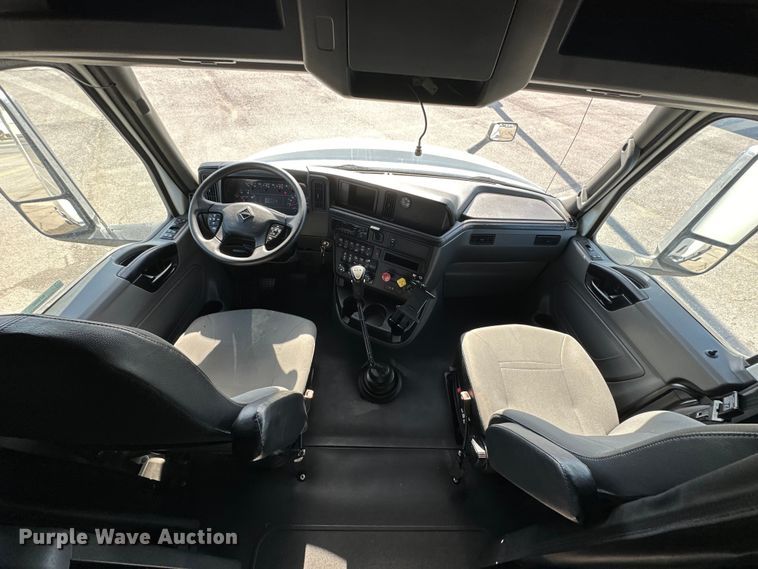 image for item NT9342 2018 International  LT semi truck