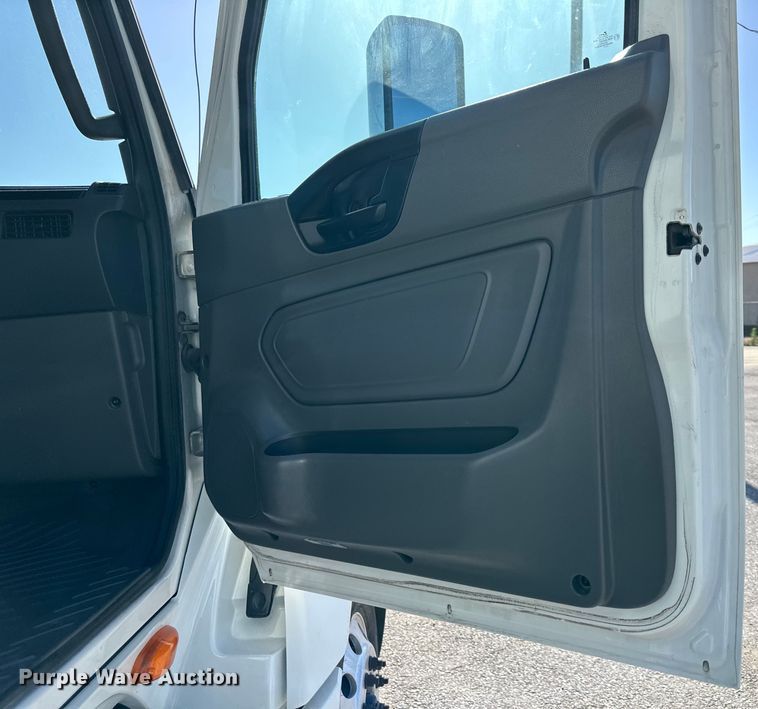 image for item NT9342 2018 International  LT semi truck