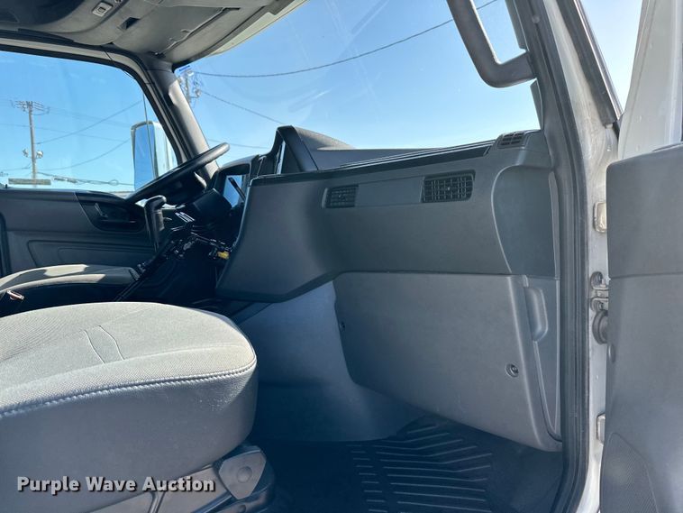 image for item NT9342 2018 International  LT semi truck