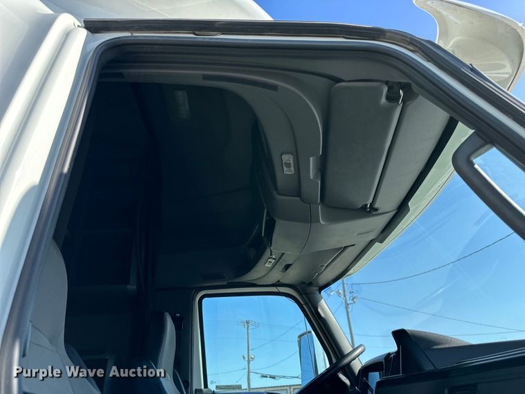 image for item NT9342 2018 International  LT semi truck