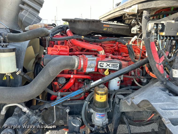 image for item NT9342 2018 International  LT semi truck