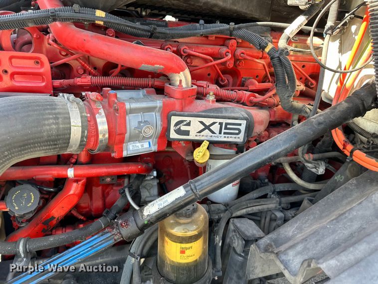 image for item NT9342 2018 International  LT semi truck