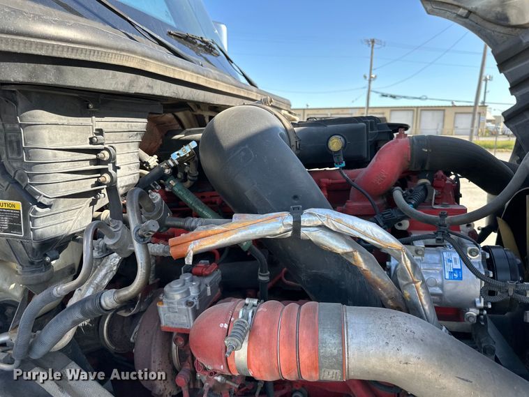 image for item NT9342 2018 International  LT semi truck