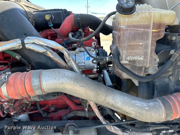 image for item NT9342 2018 International  LT semi truck