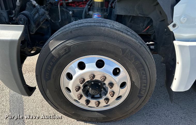 image for item NT9342 2018 International  LT semi truck