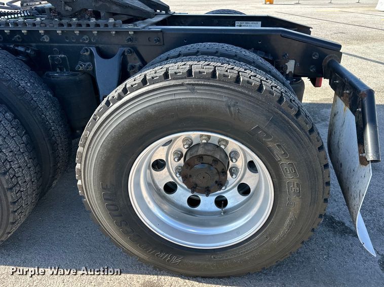 image for item NT9342 2018 International  LT semi truck