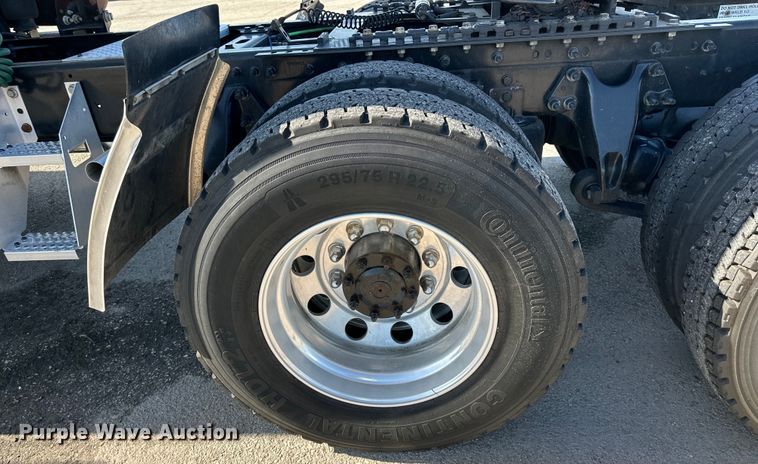 image for item NT9342 2018 International  LT semi truck