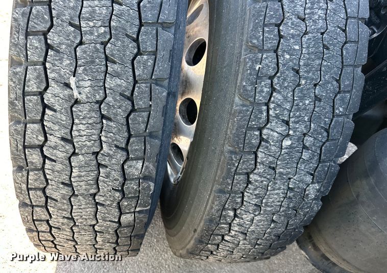 image for item NT9342 2018 International  LT semi truck