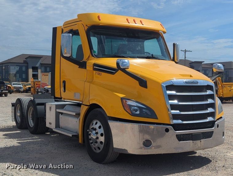 image for item NW9512 2021 Freightliner Cascadia 126 semi truck