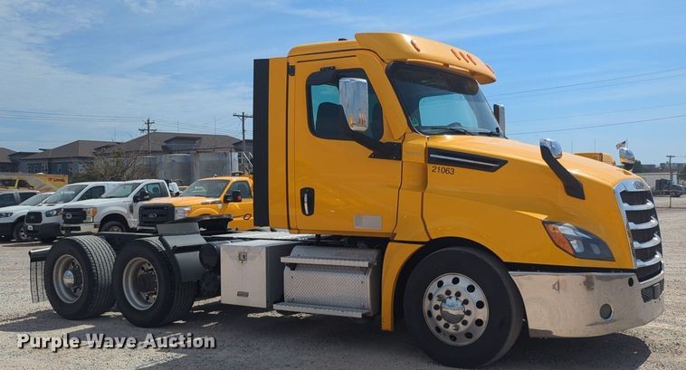 image for item NW9512 2021 Freightliner Cascadia 126 semi truck