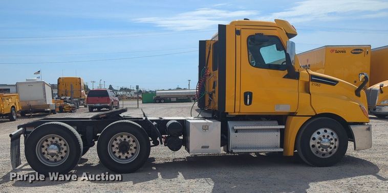 image for item NW9512 2021 Freightliner Cascadia 126 semi truck