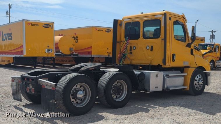 image for item NW9512 2021 Freightliner Cascadia 126 semi truck