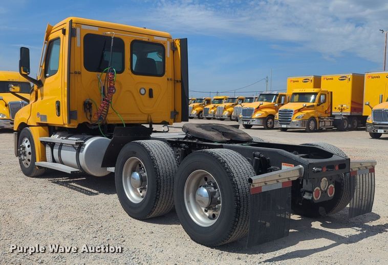 image for item NW9512 2021 Freightliner Cascadia 126 semi truck