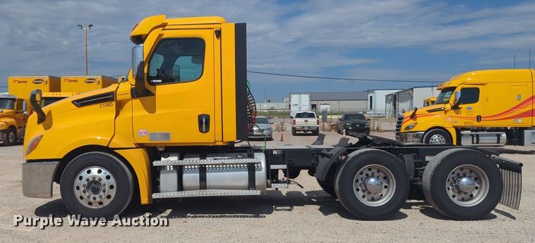 image for item NW9512 2021 Freightliner Cascadia 126 semi truck