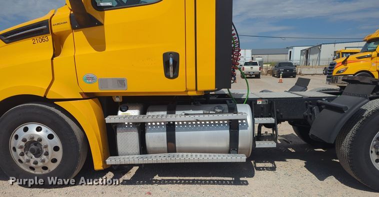 image for item NW9512 2021 Freightliner Cascadia 126 semi truck