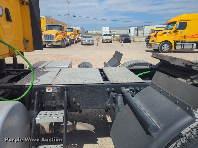 image for item NW9512 2021 Freightliner Cascadia 126 semi truck