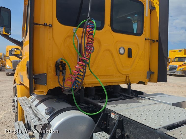 image for item NW9512 2021 Freightliner Cascadia 126 semi truck