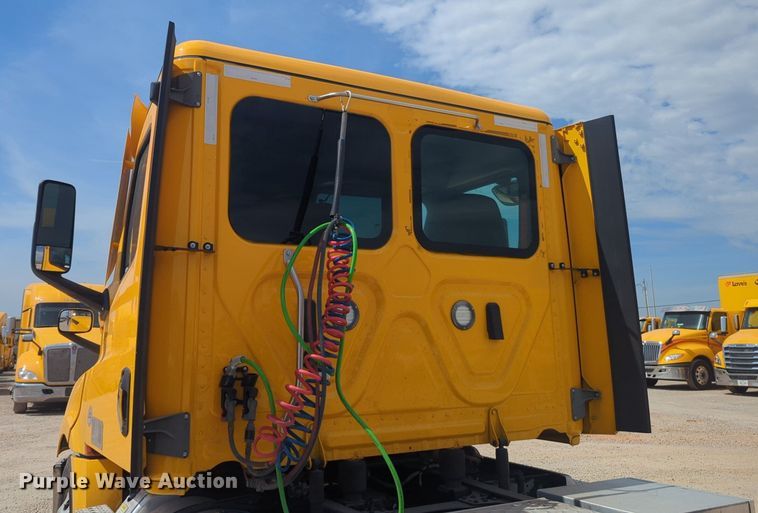 image for item NW9512 2021 Freightliner Cascadia 126 semi truck