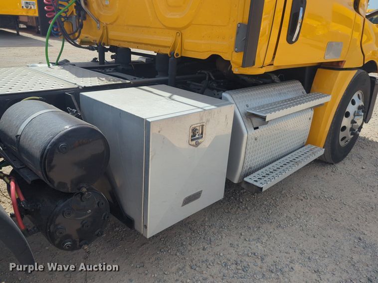 image for item NW9512 2021 Freightliner Cascadia 126 semi truck