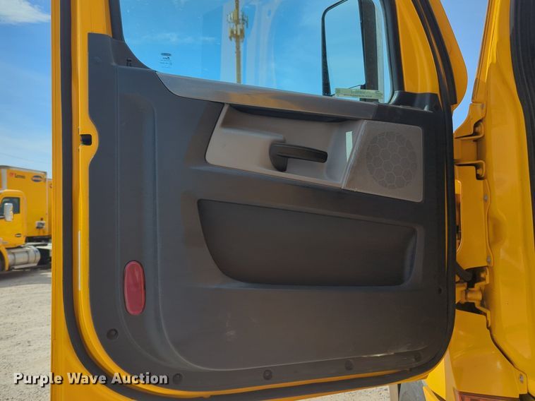 image for item NW9512 2021 Freightliner Cascadia 126 semi truck